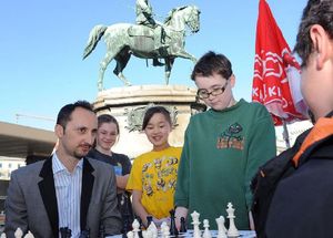 Topalov spielt auch mit den Kindern